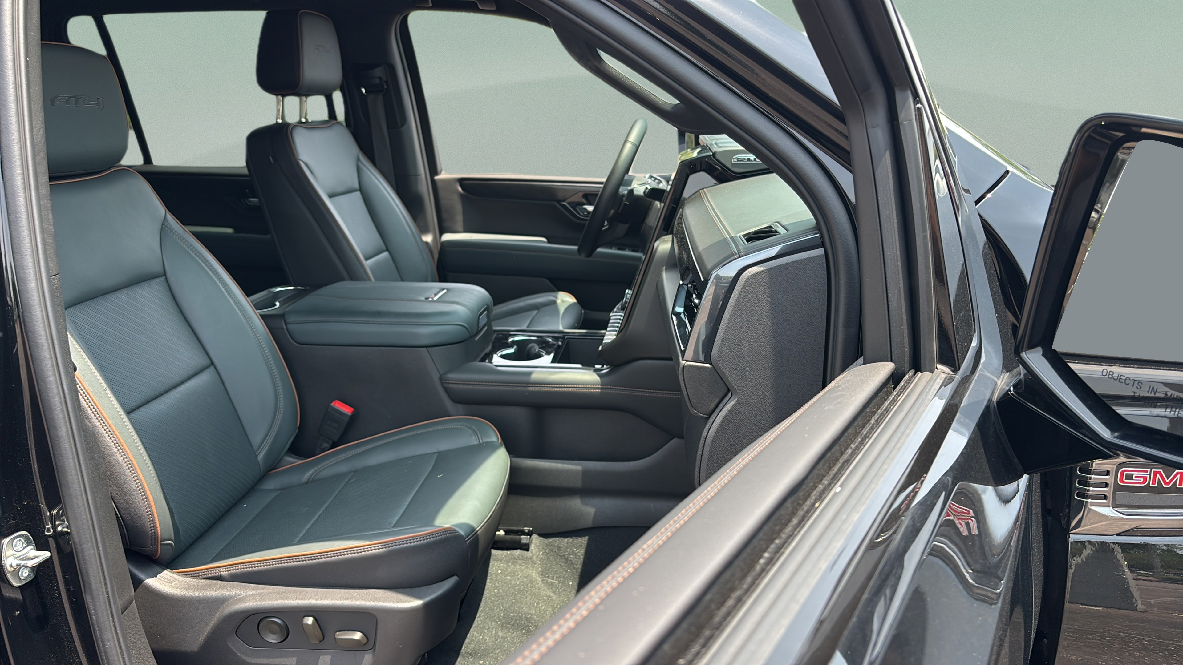 Used 2025 GMC Yukon XL AT4 AWD/4WD image 18