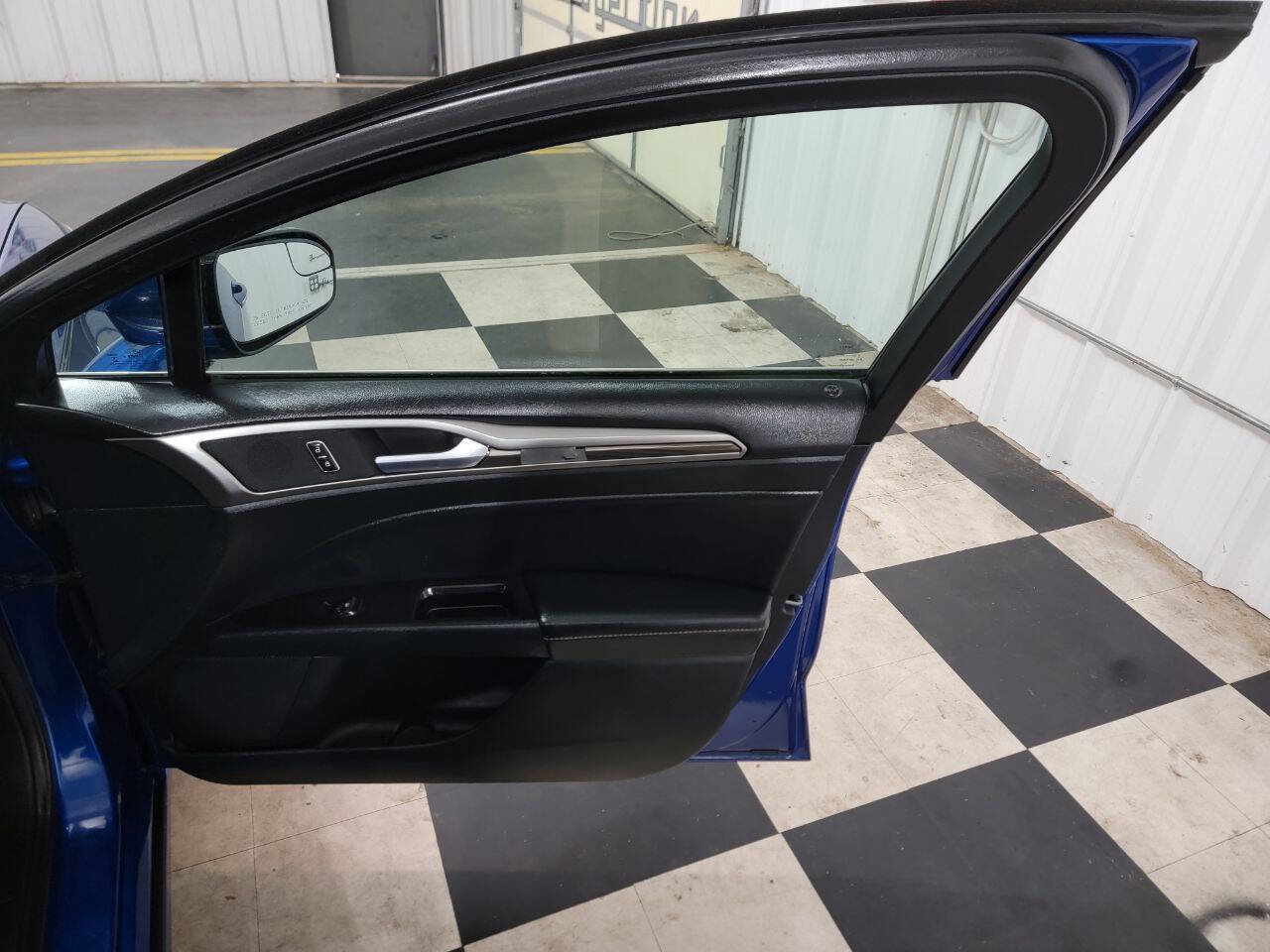 Used 2017 Ford Fusion SE w/ Fusion SE Technology Package FWD image 22