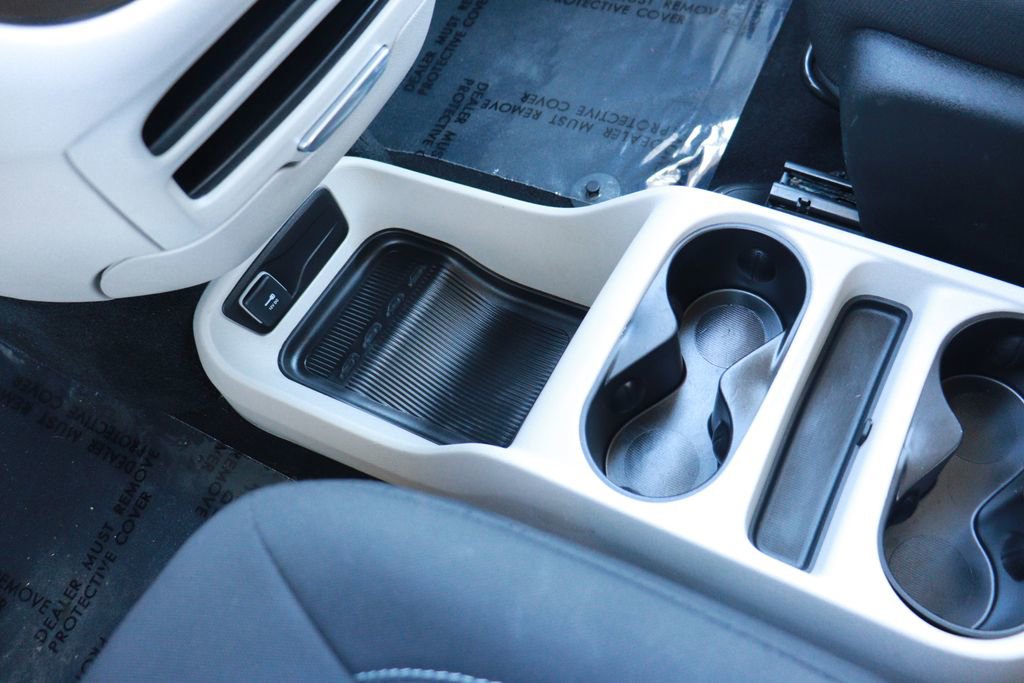 Used 2024 Chrysler Voyager LX image 15