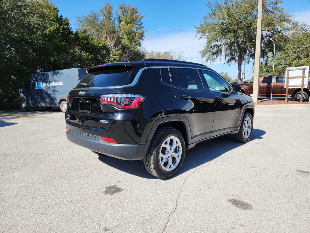 Used 2024 Jeep Compass Latitude image 4