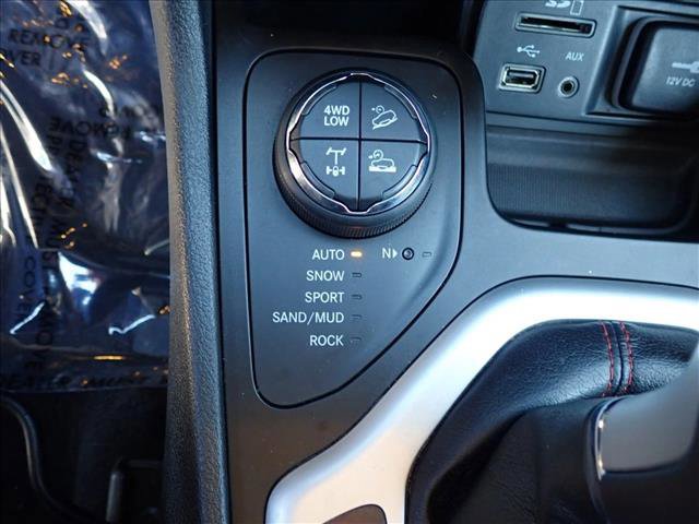 Used 2017 Jeep Cherokee Trailhawk image 19