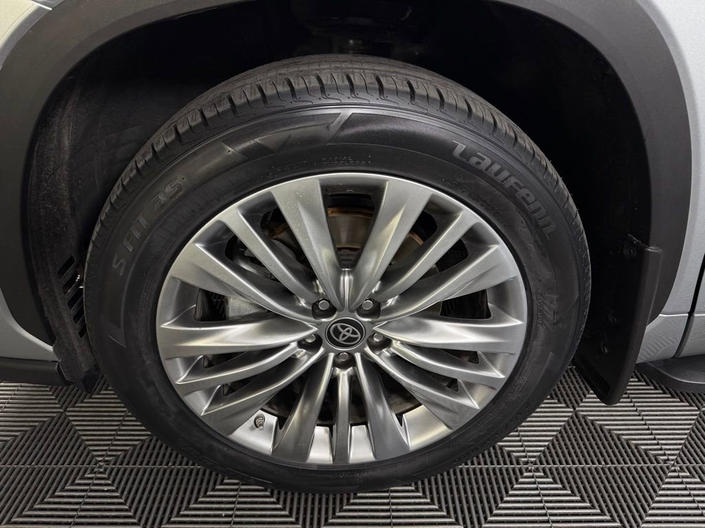 Used 2024 Toyota Highlander Platinum image 12