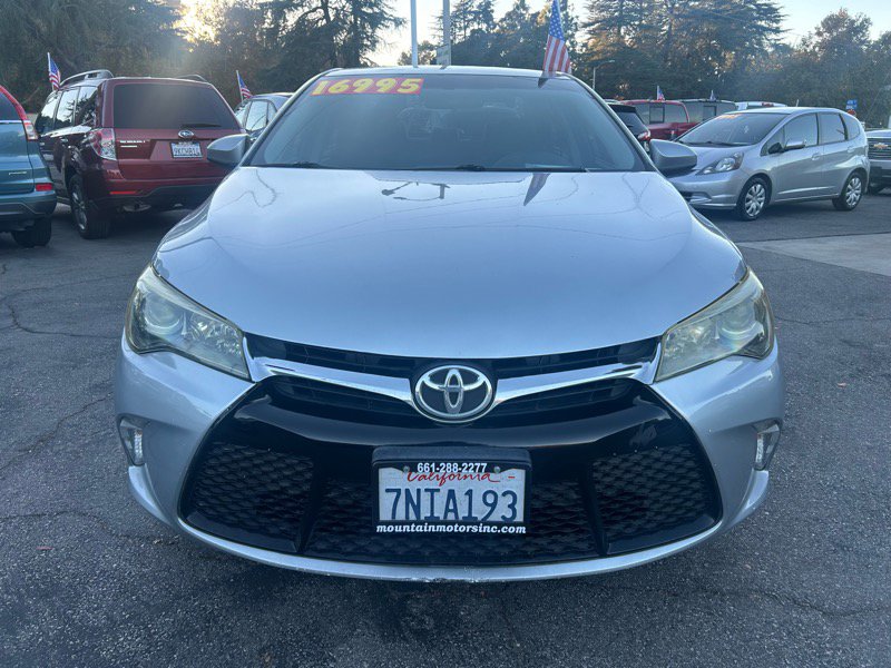 Used 2016 Toyota Camry SE image 2