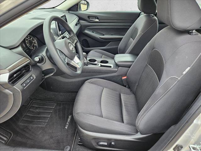 Used 2025 Nissan Altima 2.5 SV FWD image 15