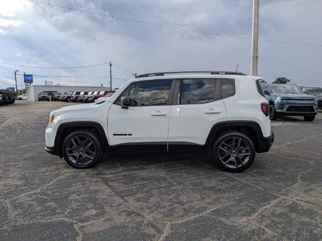 Used 2021 Jeep Renegade Latitude w/ Sun & Sound Group FWD image 7