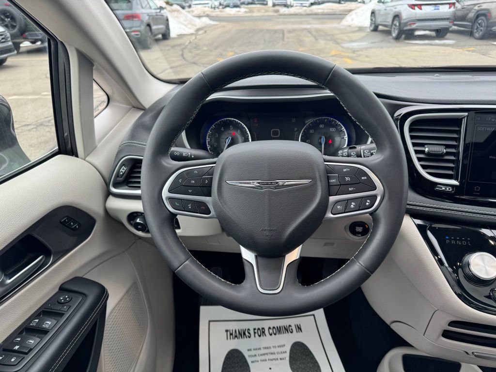 Used 2022 Chrysler Pacifica Touring-L image 12
