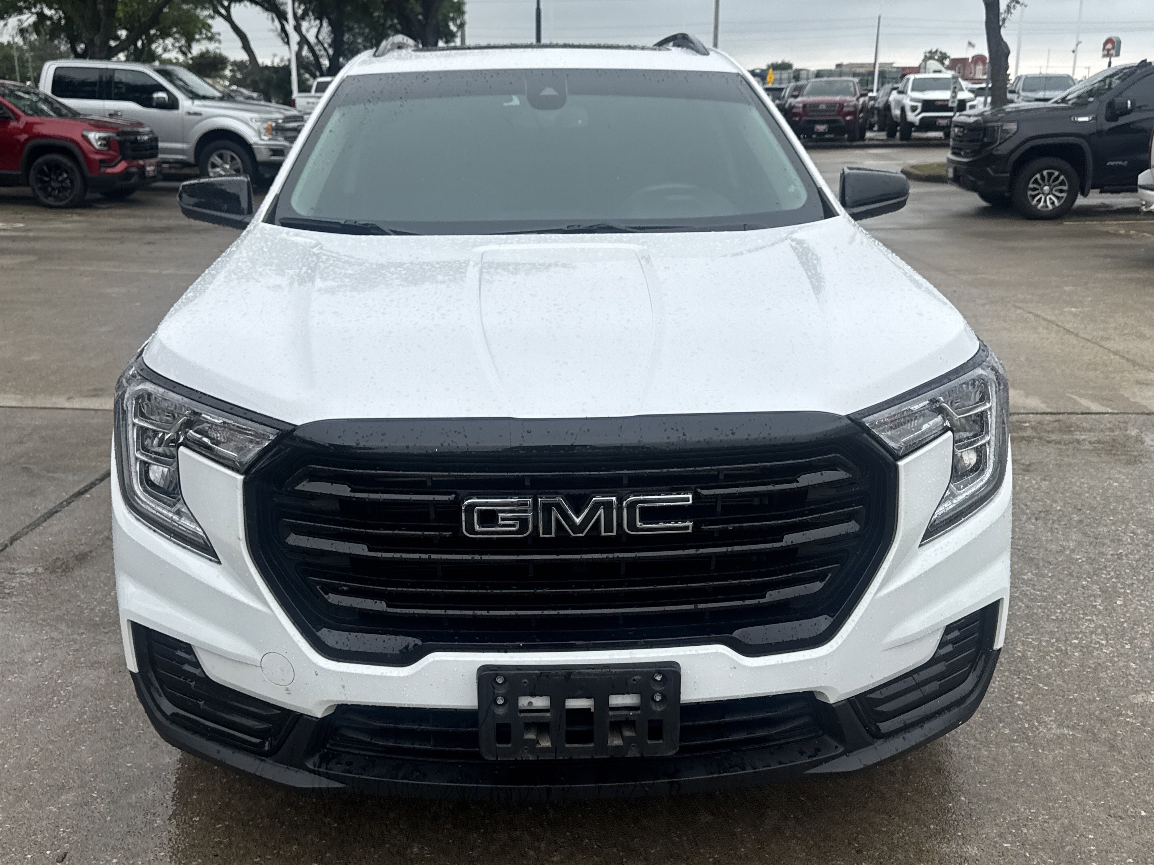 Used 2024 GMC Terrain SLE w/ Driver Convenience Package FWD image 17