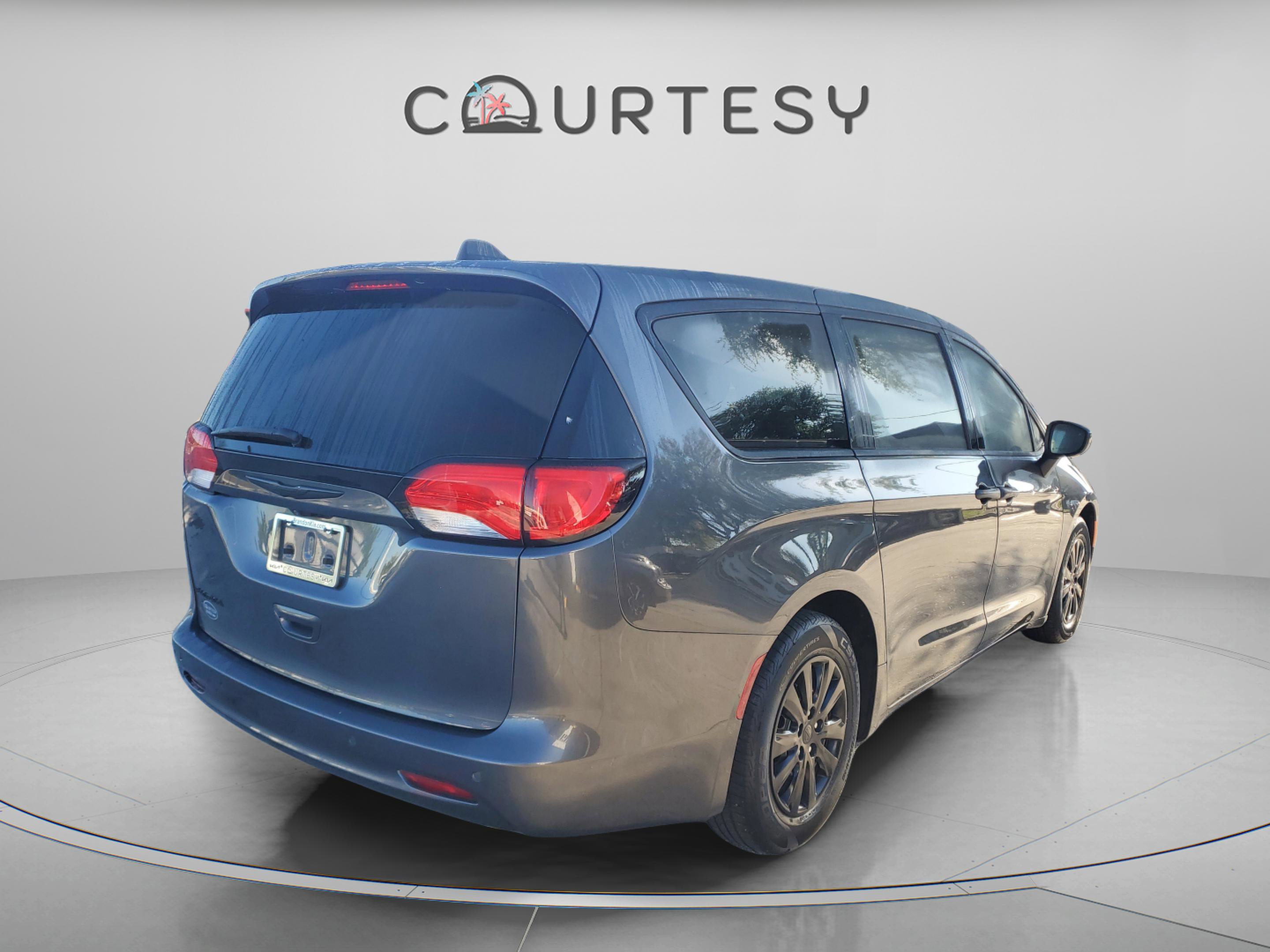 Used 2022 Volkswagen Atlas Cross Sport SE image 3