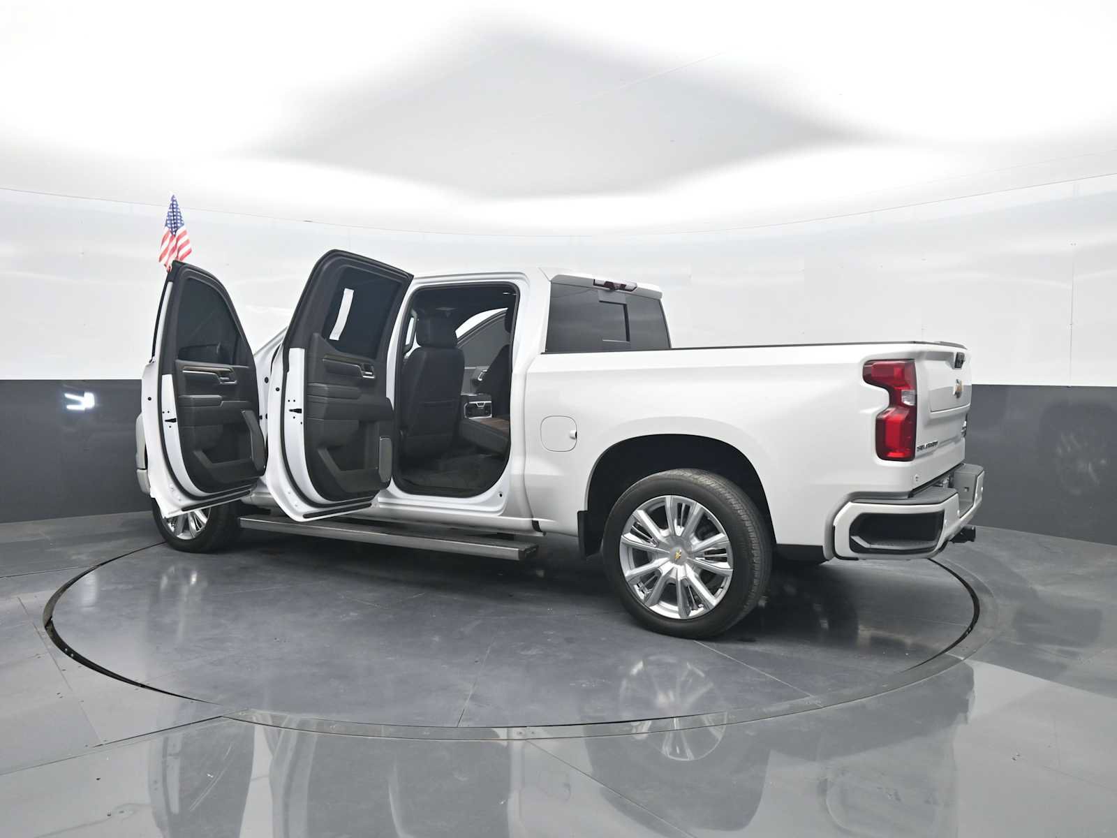 Used 2024 Chevrolet Silverado 1500 High Country w/ High Country Premium Package AWD/4WD image 52