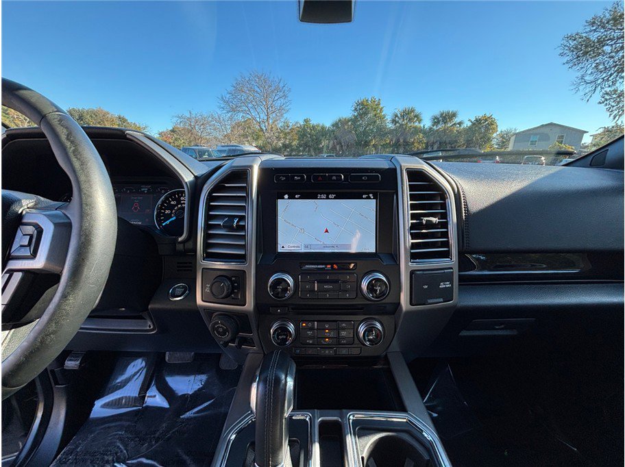 Used 2017 Ford F150 Platinum w/ Equipment Group 701A Luxury image 11