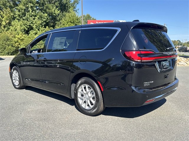 New 2026 Chrysler Pacifica Select image 11