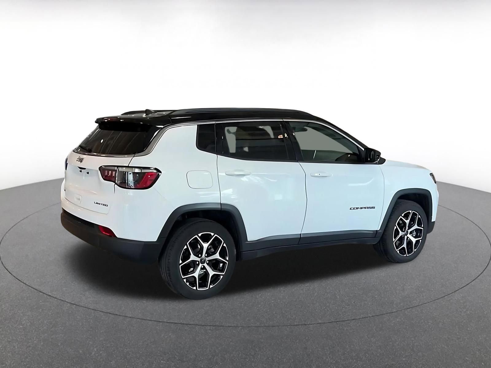 Used 2025 Jeep Compass Limited image 15