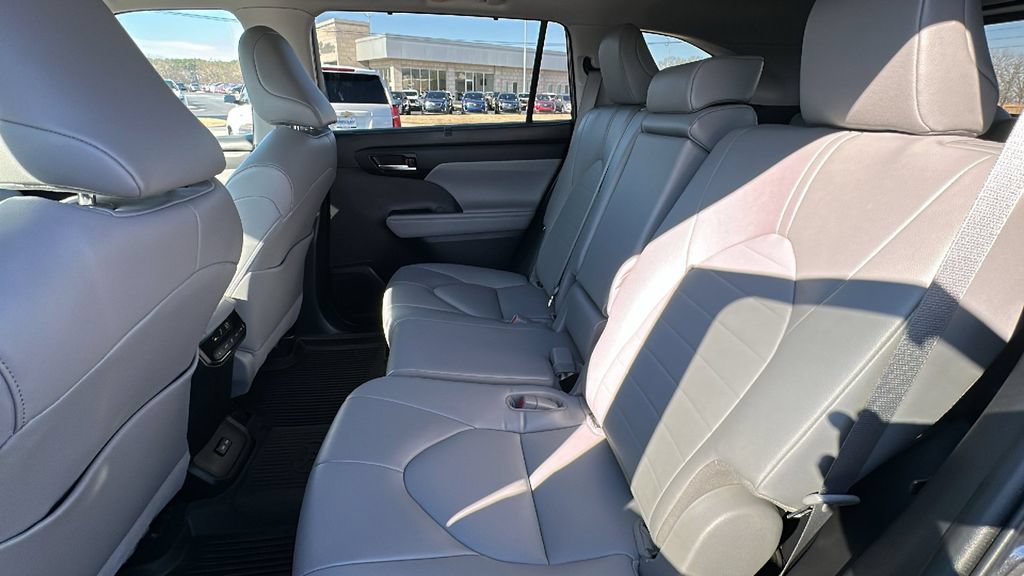 Used 2022 Toyota Highlander XLE AWD/4WD image 14