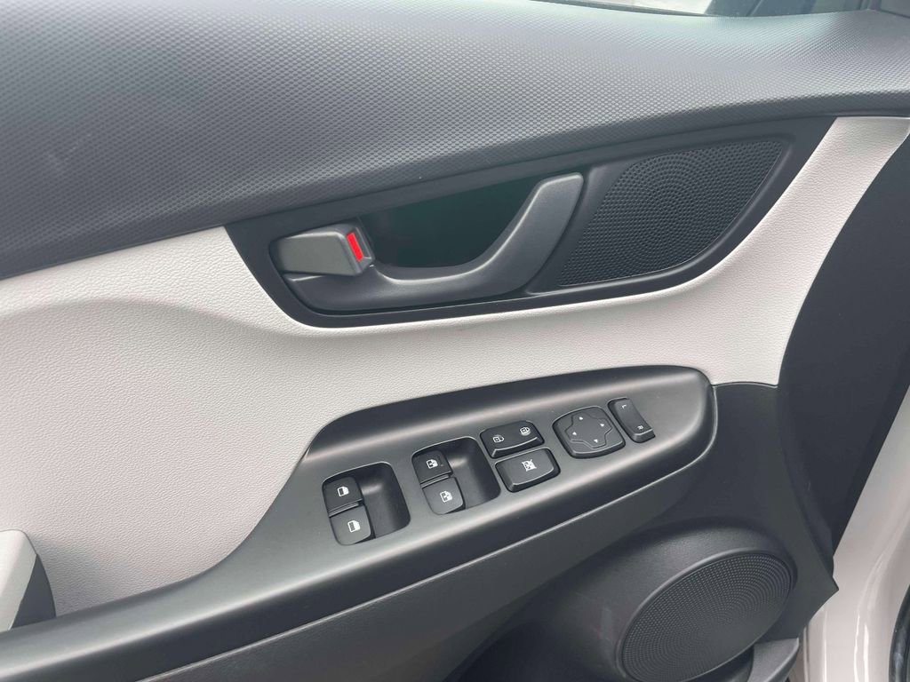 Certified 2023 Hyundai Kona SEL AWD/4WD image 17