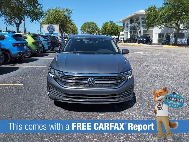Used 2023 Volkswagen Jetta SE image 2