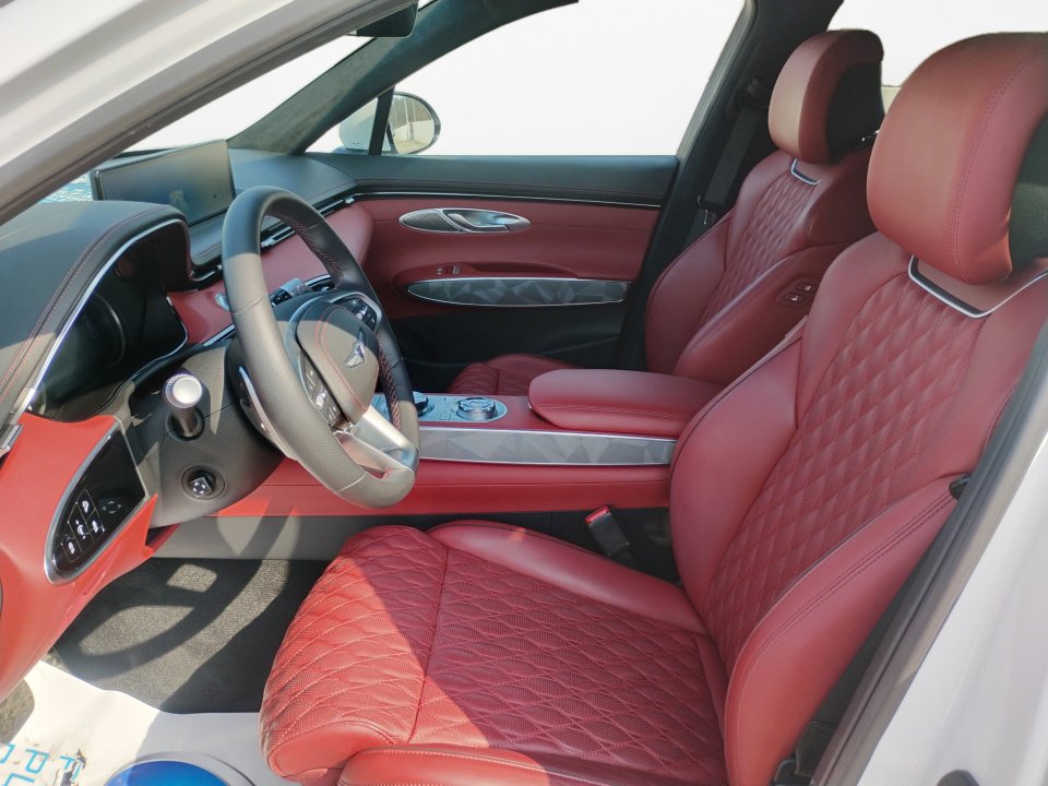 Used 2025 Genesis GV70 3.5T Sport w/ Sport Advanced Package image 11