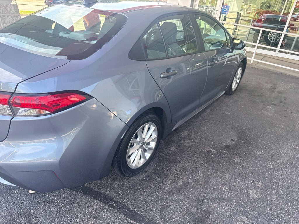 Used 2021 Toyota Corolla LE w/ LE Convenience Package FWD image 4