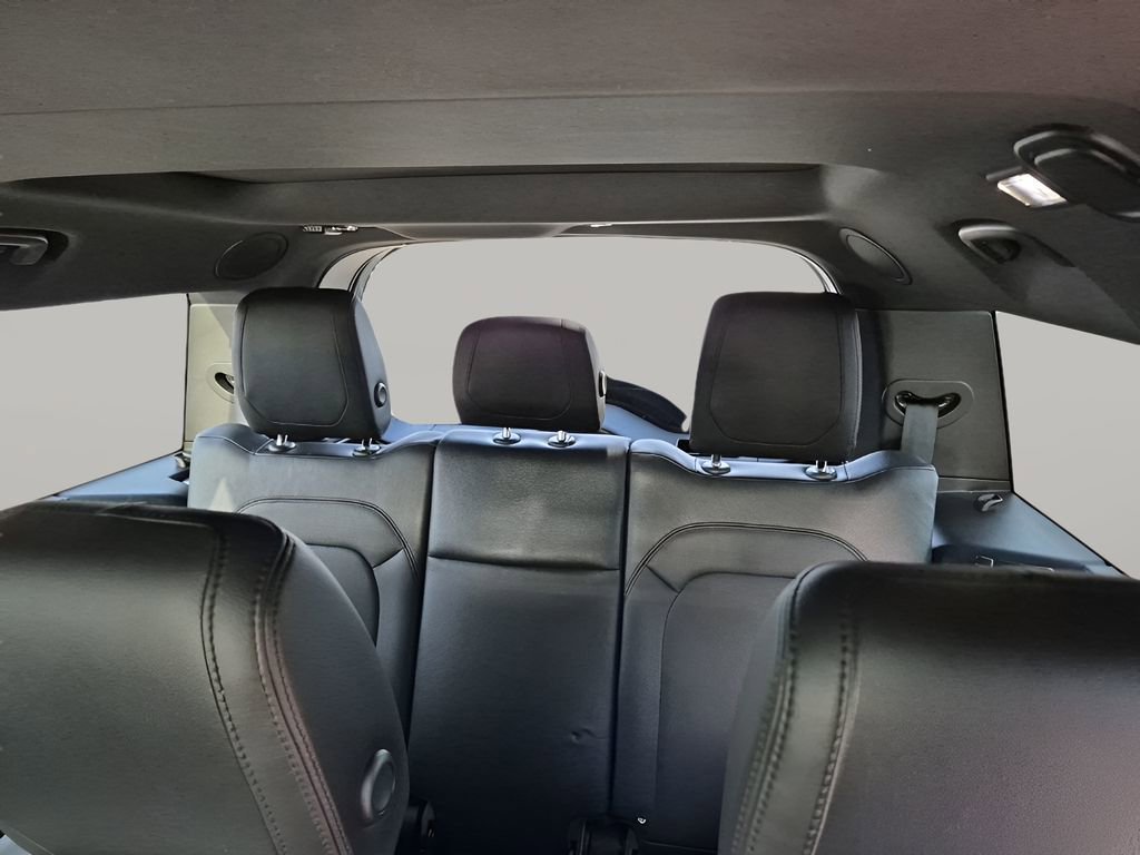 Used 2024 Land Rover Defender 130 X-Dynamic SE image 25