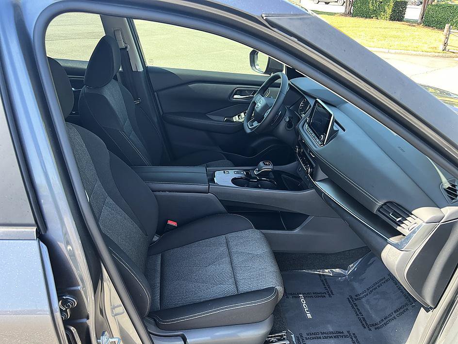 Certified 2025 Nissan Rogue SV FWD image 17