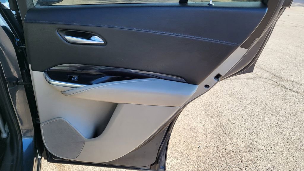 Used 2020 Cadillac XT4 Luxury w/ Cold Weather Package image 18