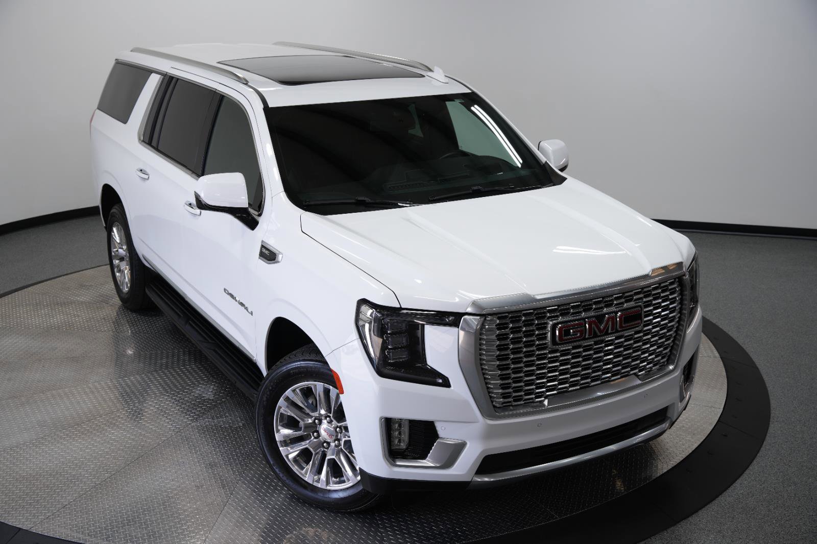 Used 2024 GMC Yukon XL Denali AWD/4WD image 46