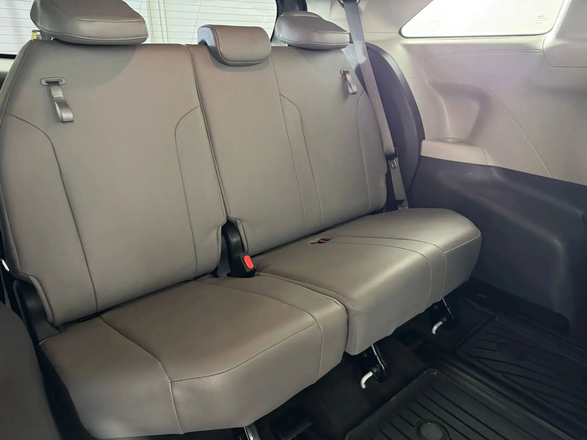 Used 2021 Toyota Sienna XLE image 39