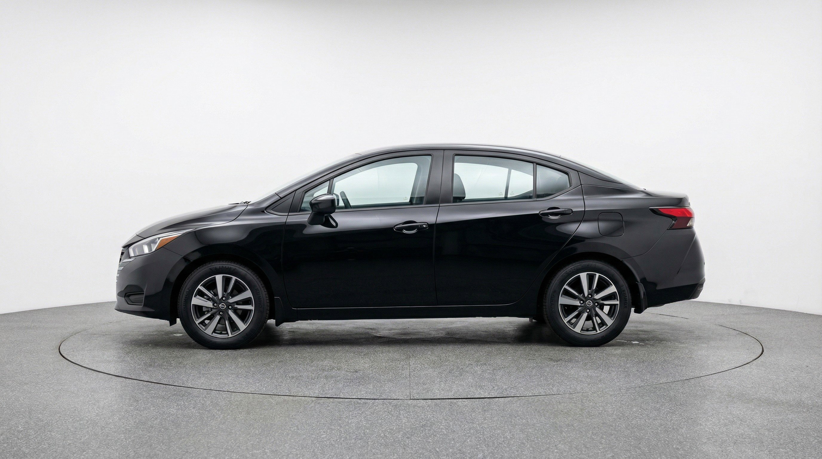 Used 2025 Nissan Versa SV FWD image 5