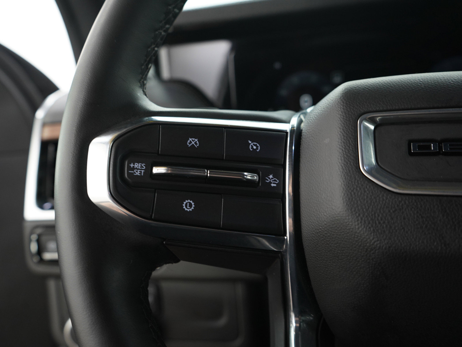 Used 2025 GMC Yukon XL Denali AWD/4WD image 30