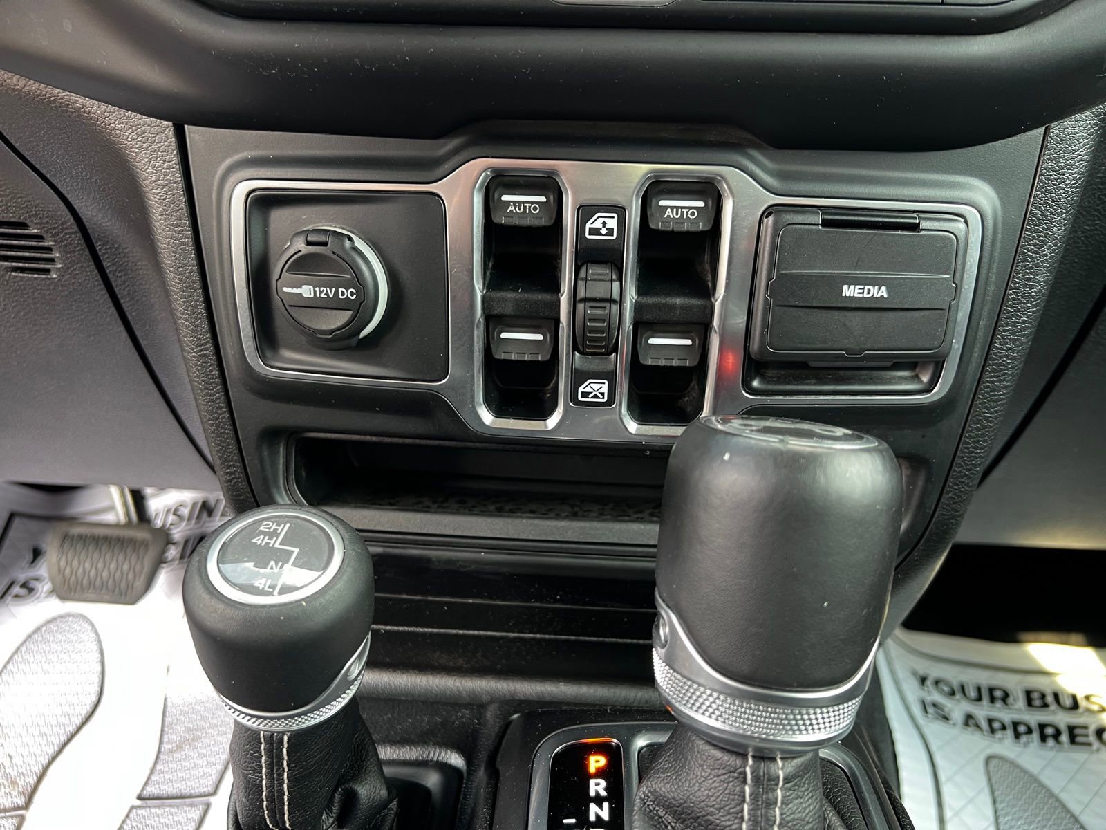 Used 2018 Jeep Wrangler Unlimited Sahara image 17