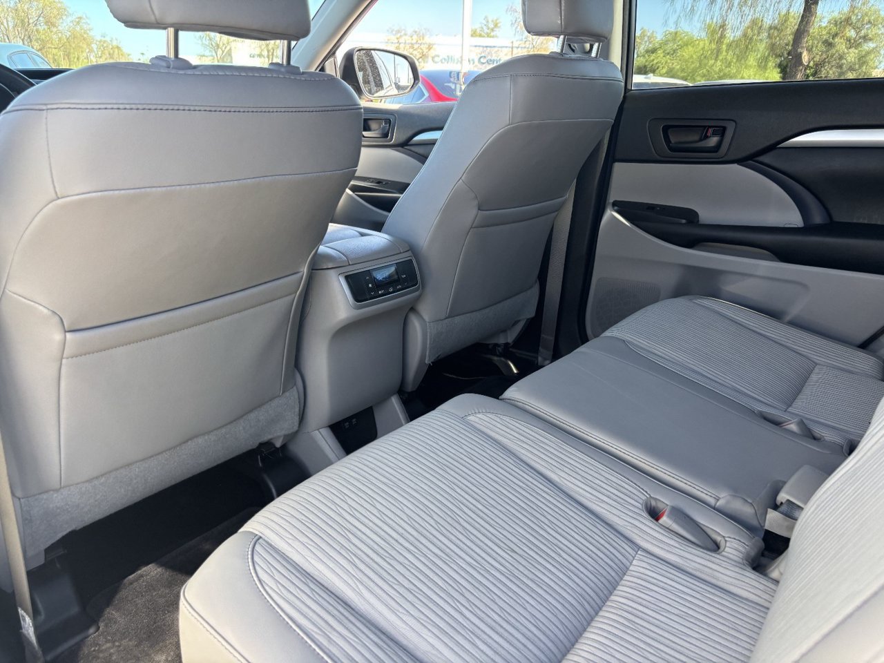 Used 2017 Toyota Highlander Plus w/ Carpet Mat Package FWD image 15