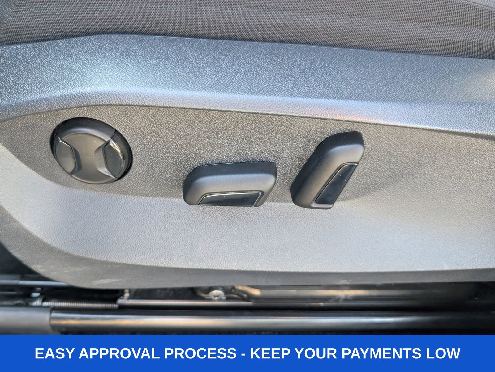 Used 2024 Volkswagen Tiguan SE image 25