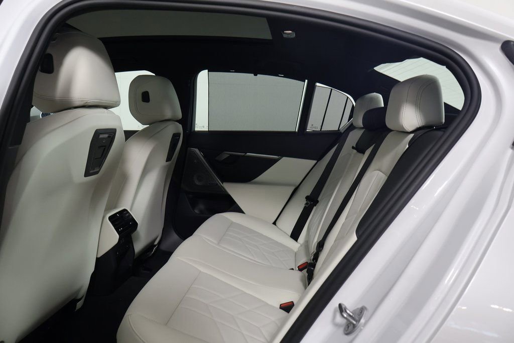 New 2026 BMW i5 eDrive40 w/ Executive Package image 6