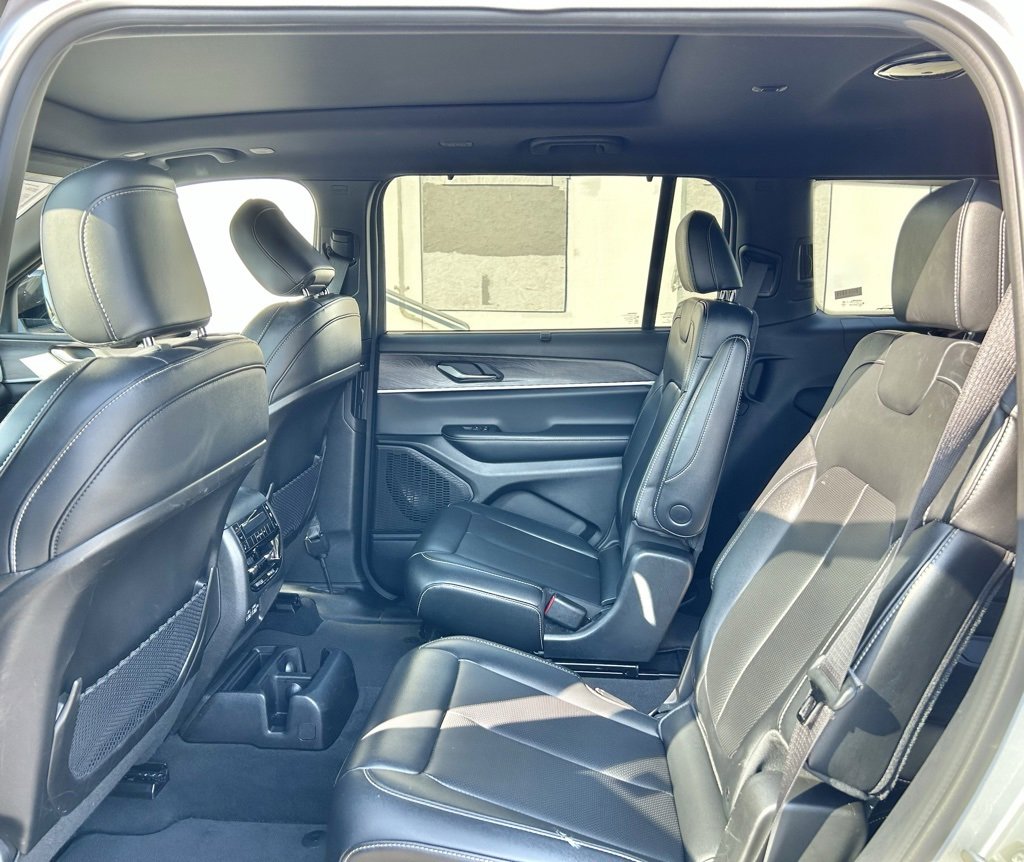 Used 2024 Jeep Grand Cherokee L Limited w/ Luxury Tech Group II image 12