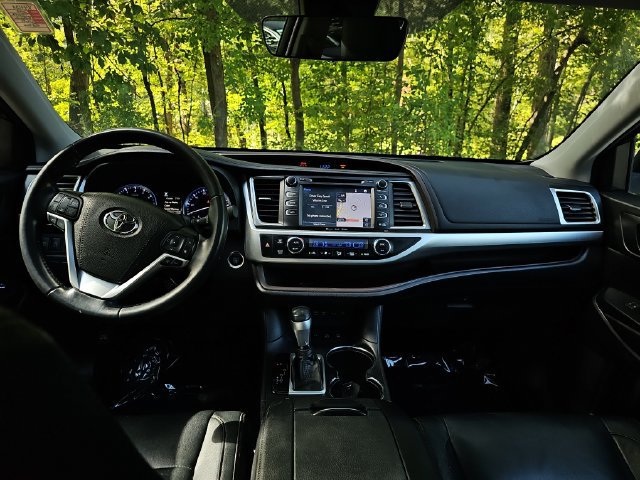 Used 2018 Toyota Highlander XLE AWD/4WD image 19