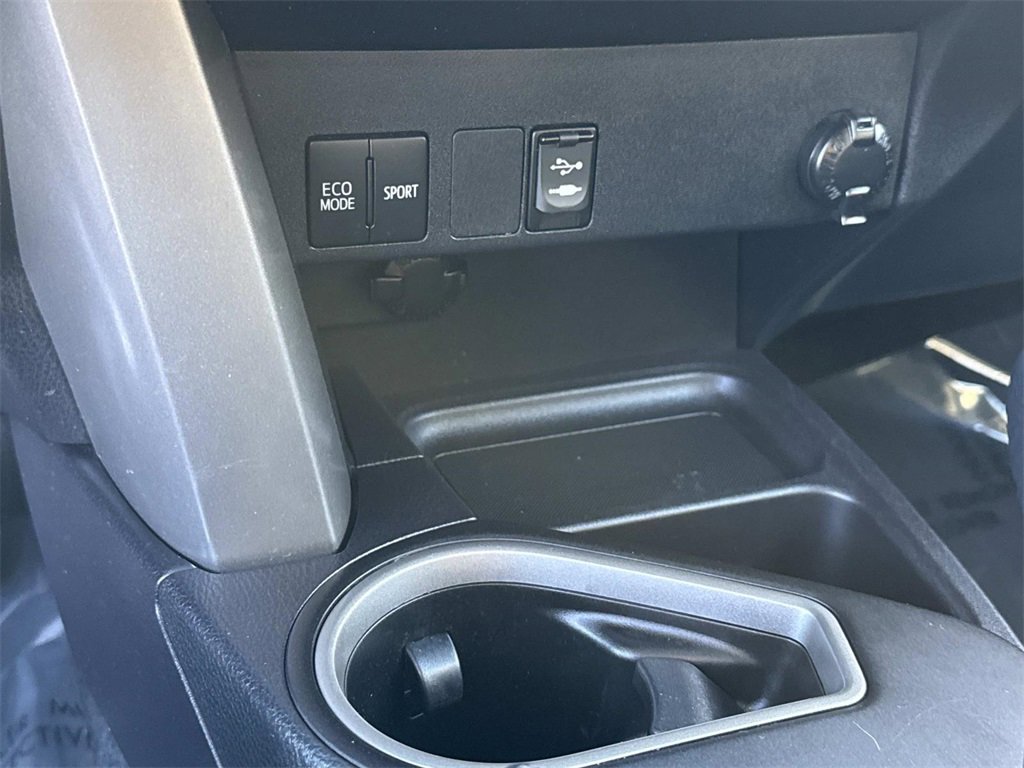 Used 2018 Toyota RAV4 LE image 7