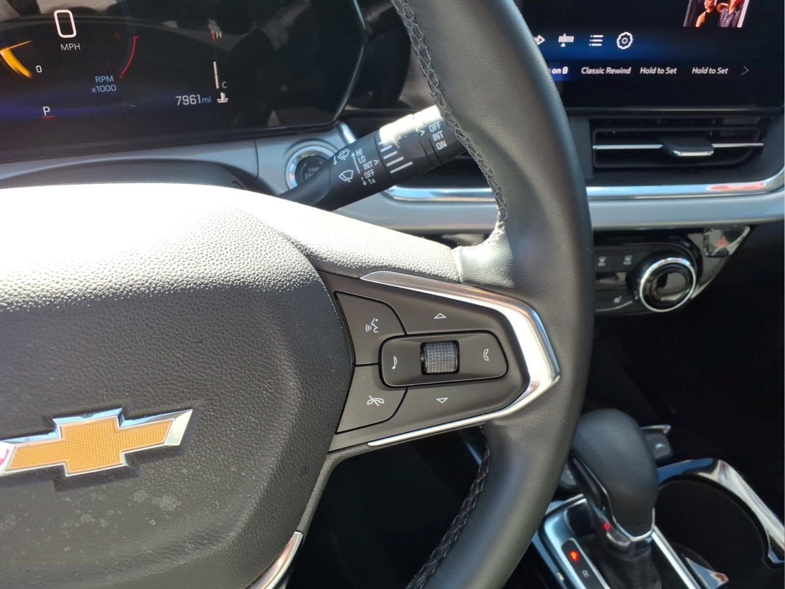 Used 2025 Chevrolet Trax LT w/ Sunroof Package FWD image 13