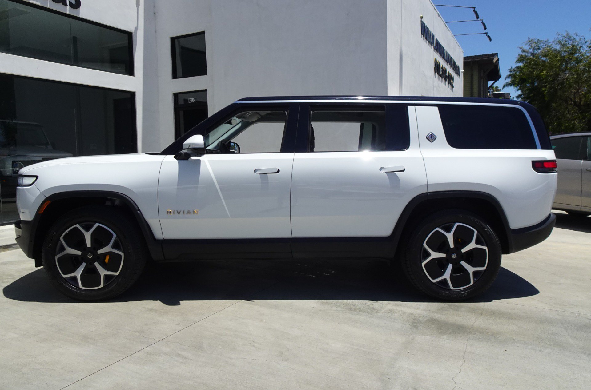 Used 2024 Rivian R1S Adventure AWD/4WD image 4