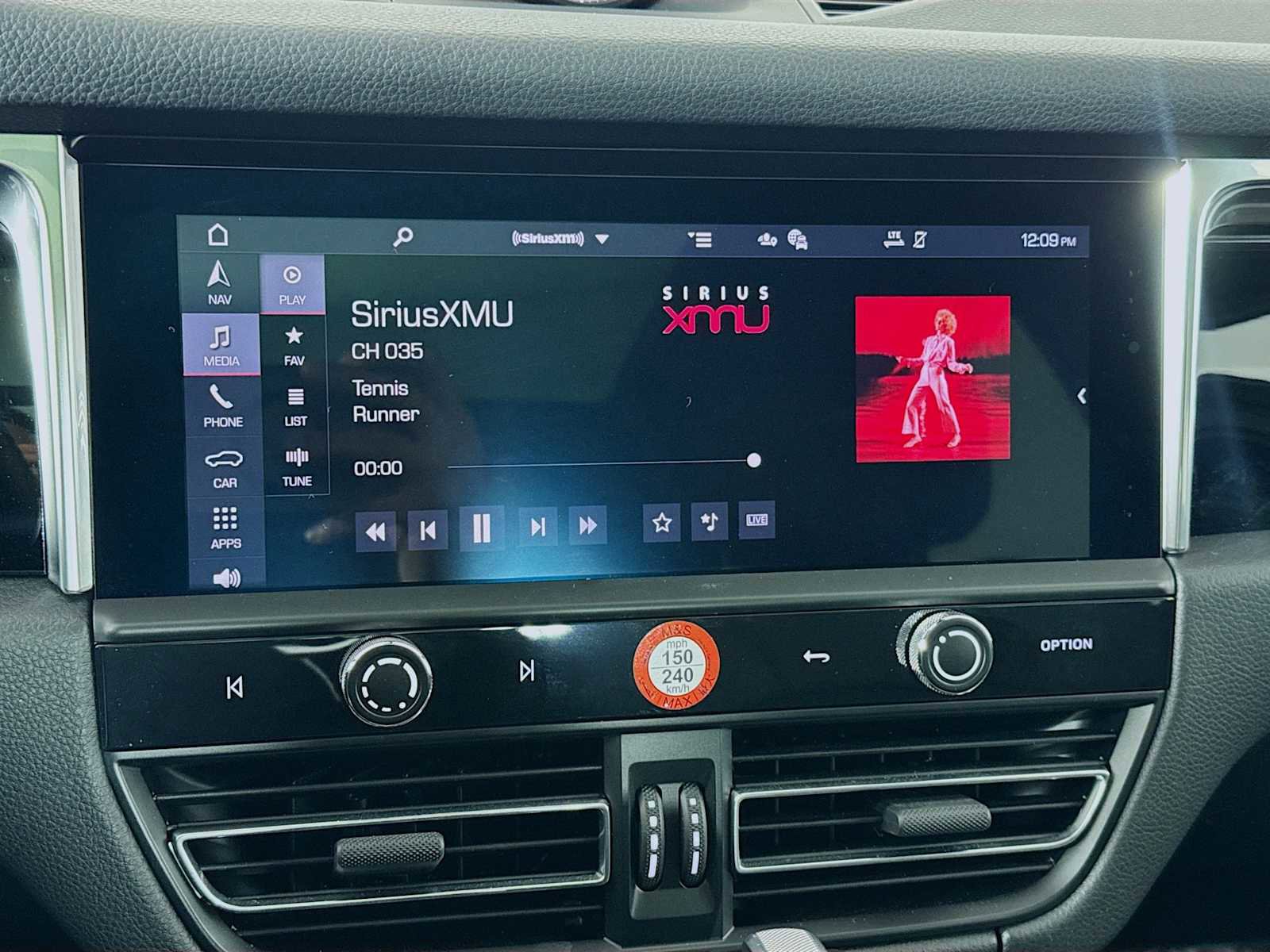 Used 2025 Porsche Macan image 14