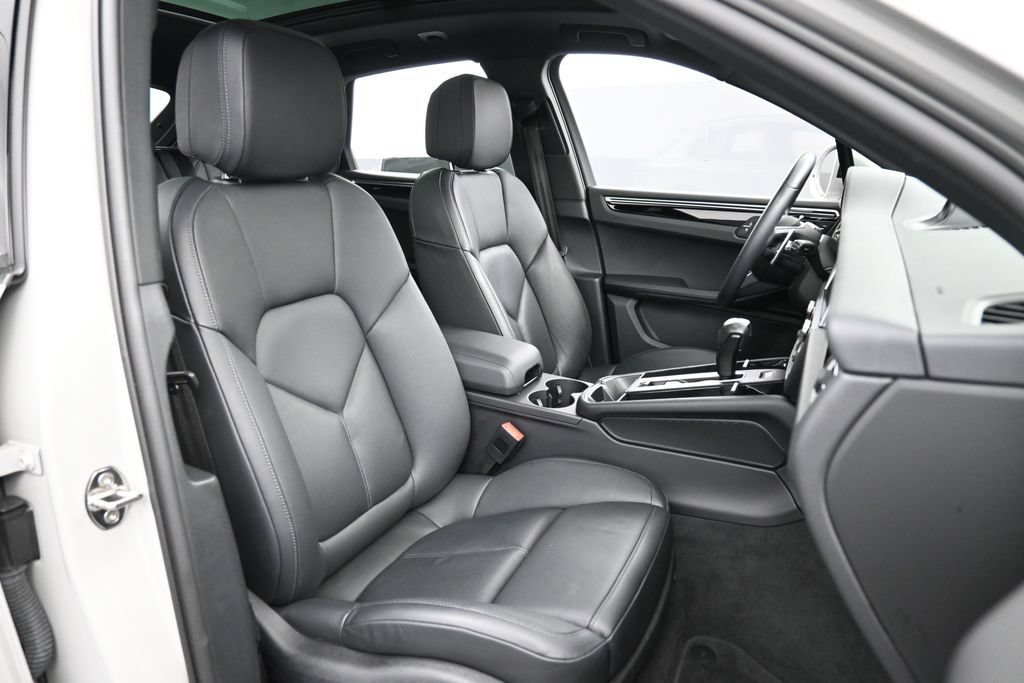 Certified 2023 Porsche Macan Turbo AWD/4WD image 29