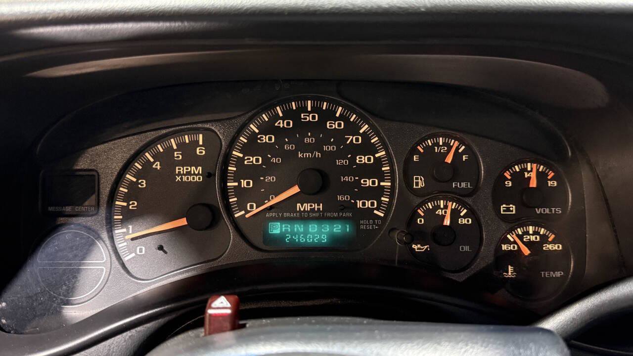 Used 2002 Chevrolet Avalanche 1500 4dr 4WD Crew Cab SB w/ Off-Road Suspension Pkg image 16