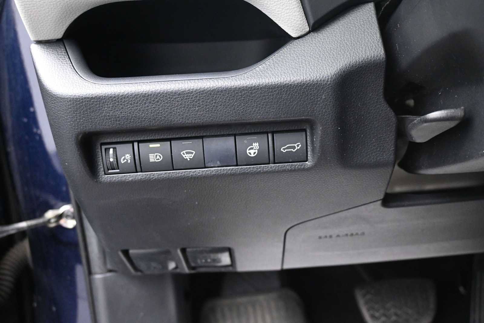 Used 2019 Toyota RAV4 XLE Premium w/ Cold Weather Package AWD/4WD image 9