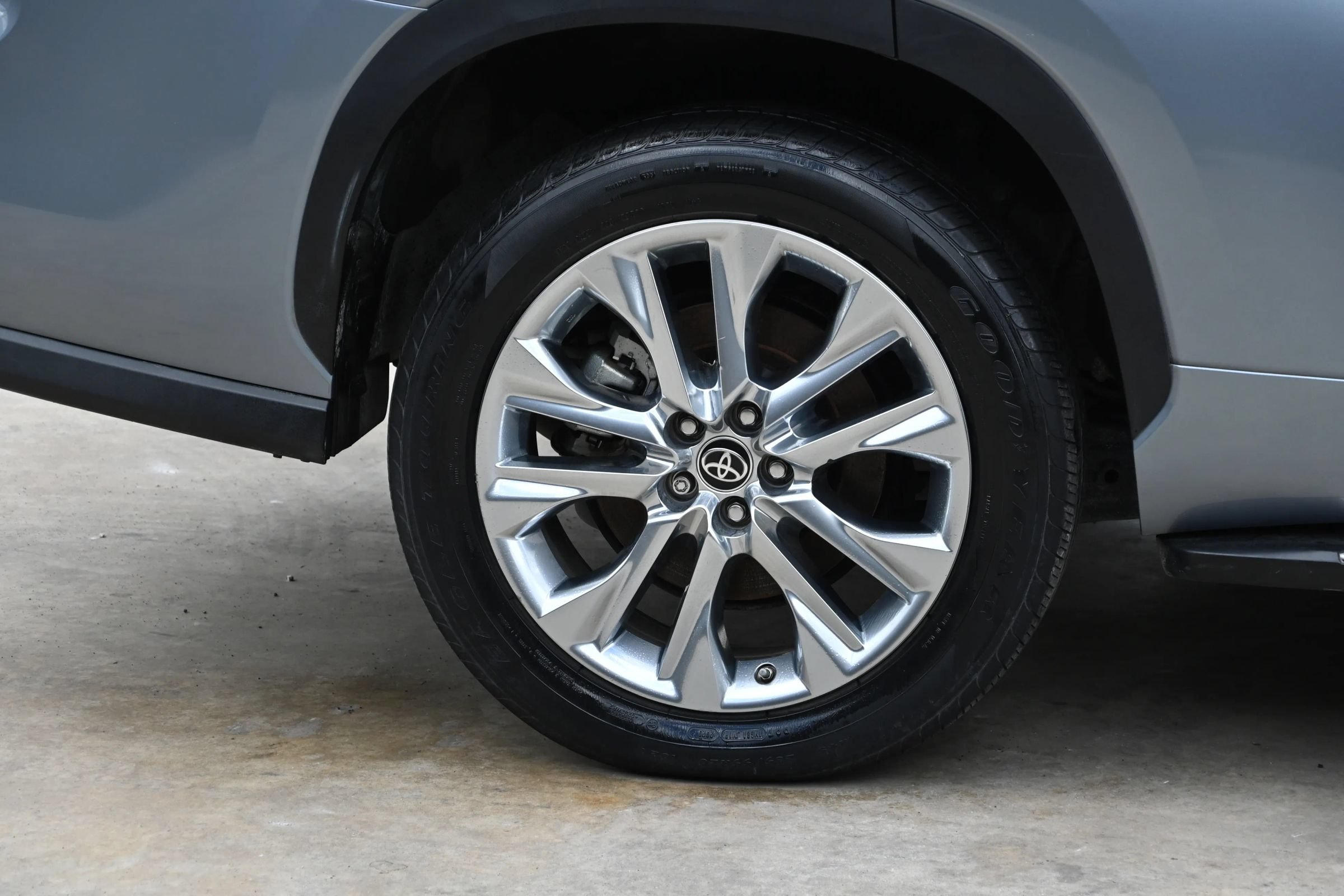 Used 2023 Toyota Highlander Limited FWD image 7