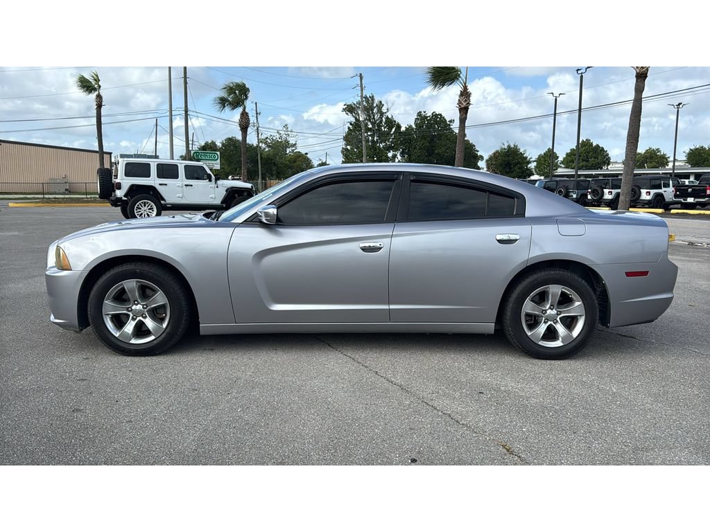 Used 2013 Dodge Charger SE RWD image 2