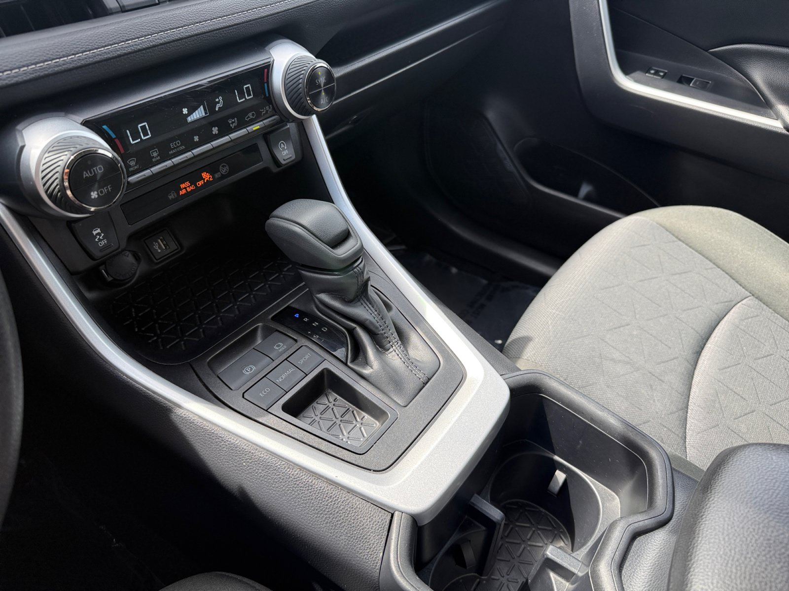 Used 2025 Toyota RAV4 XLE FWD image 13