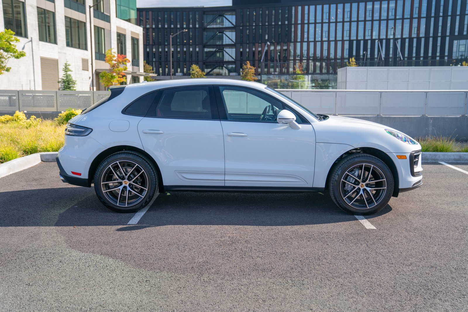Certified 2026 Porsche Macan AWD/4WD image 8