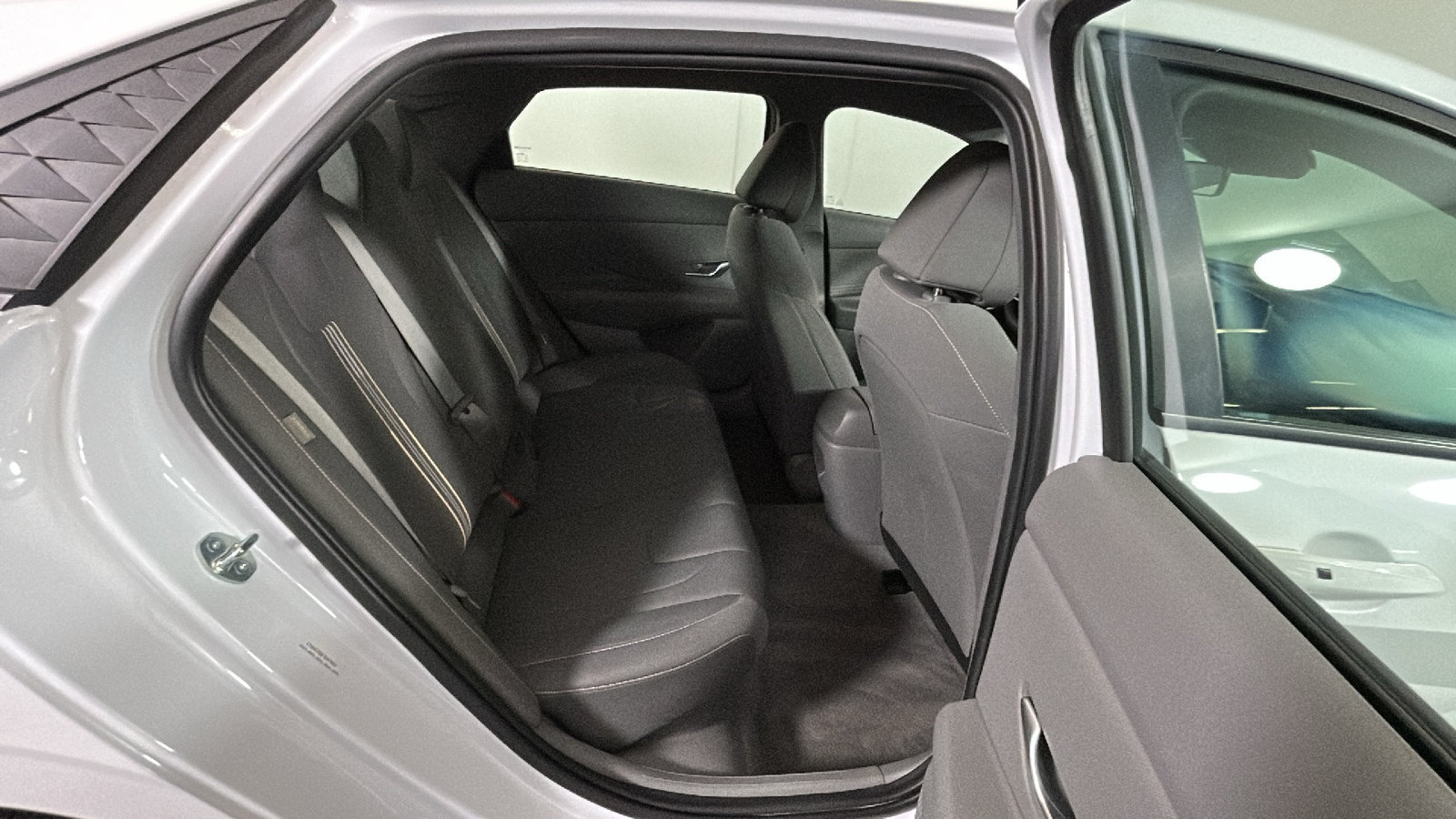 Used 2025 Hyundai Elantra SEL FWD image 34