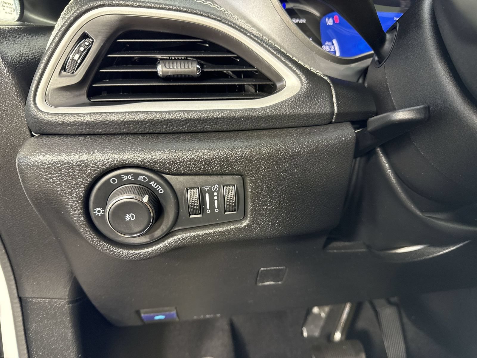 Used 2024 Chrysler Pacifica Limited FWD image 14