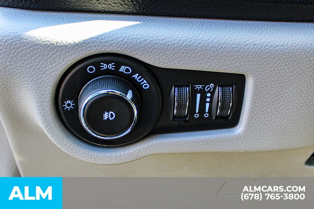 Used 2024 Chrysler Pacifica Select image 34