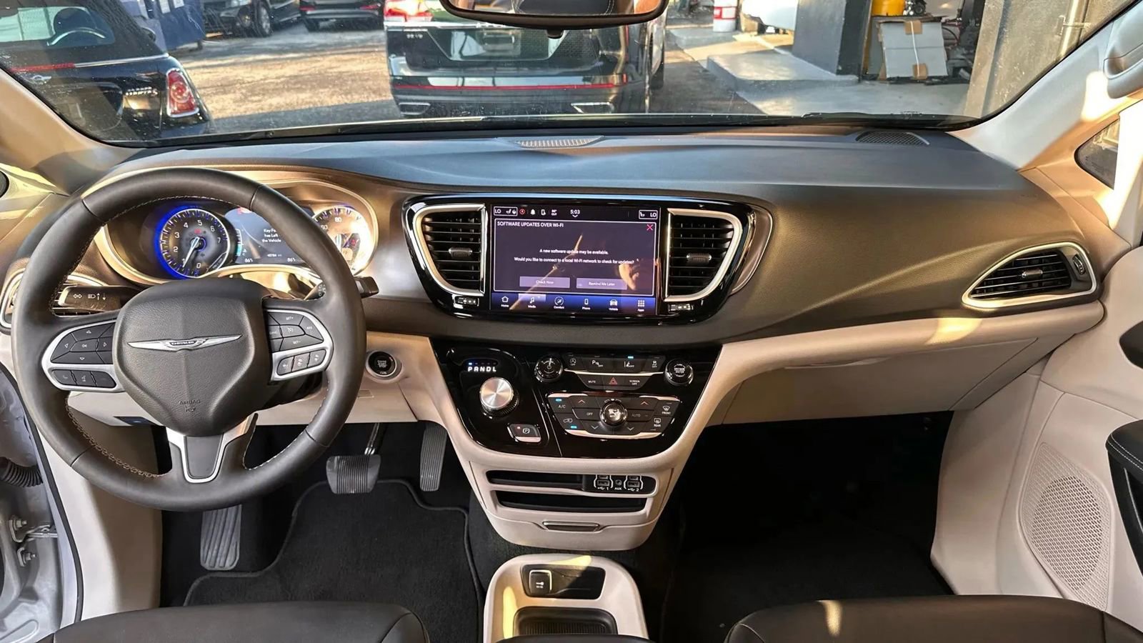 Used 2024 Chrysler Pacifica Touring-L FWD image 11