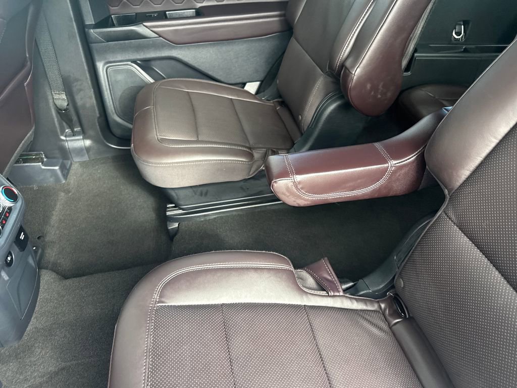 Used 2025 Ford Explorer Platinum w/ Ultimate Package AWD/4WD image 21